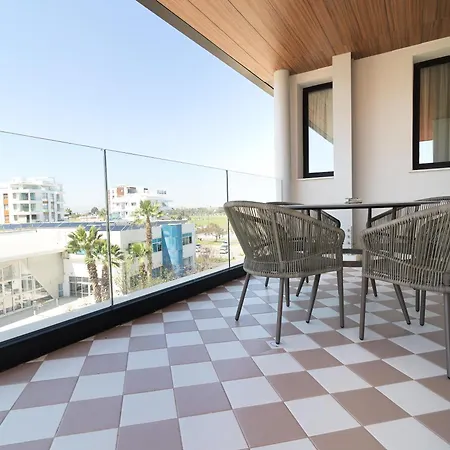 Liv Mackenzie Adults Only Hotel apartamentowy