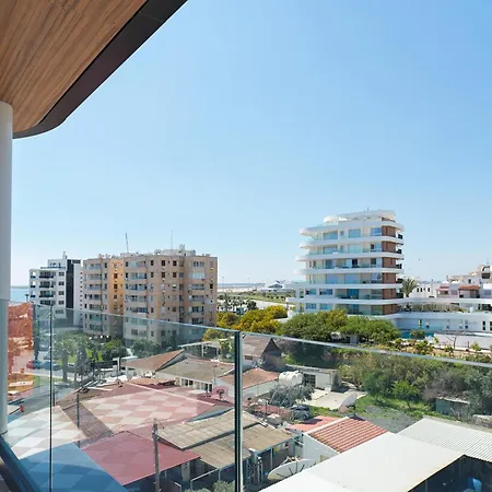 Liv Mackenzie Adults Only Hotel apartamentowy Larnaca