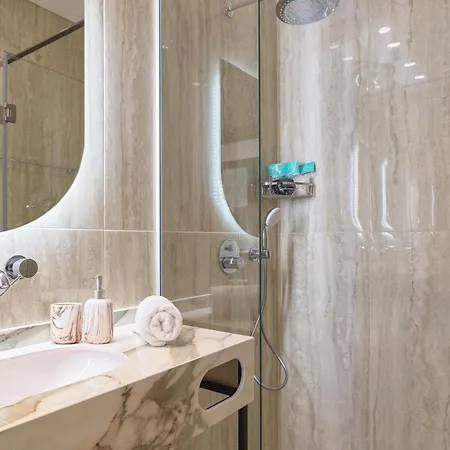 Liv Mackenzie Adults Only Apartmanhotel Lárnaka