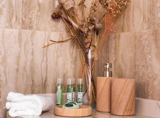 Liv Mackenzie Adults Only ラルナカ