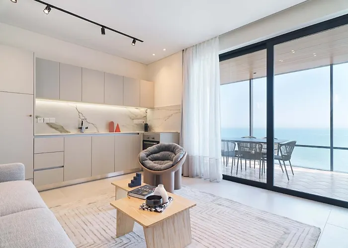 Liv Mackenzie Adults Only ラルナカ