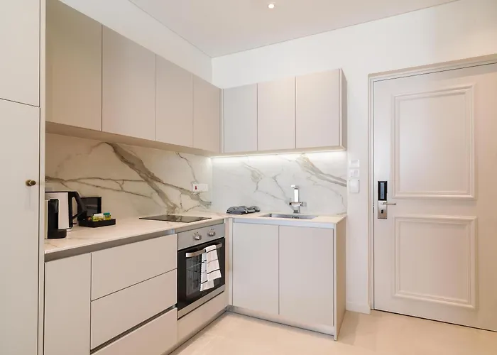 Liv Mackenzie Adults Only ラルナカ