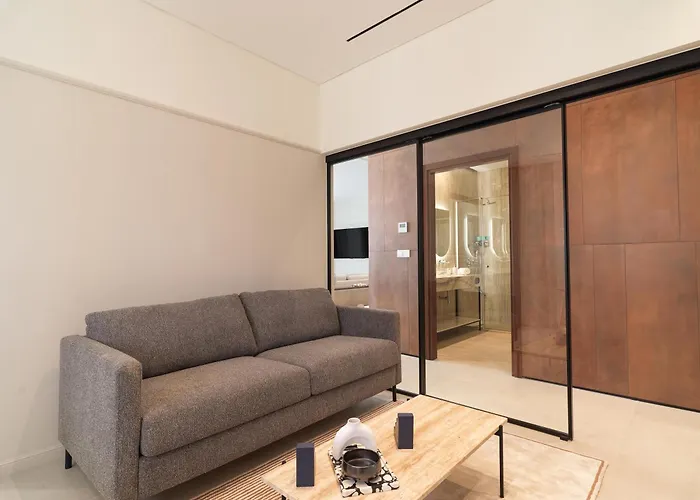 Liv Mackenzie Adults Only ラルナカ