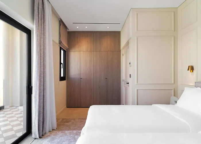 Liv Mackenzie Adults Only ラルナカ